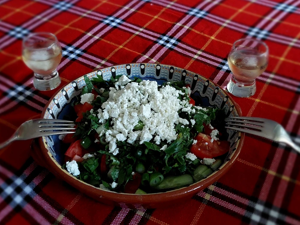 Schopska Salat mit Rakija