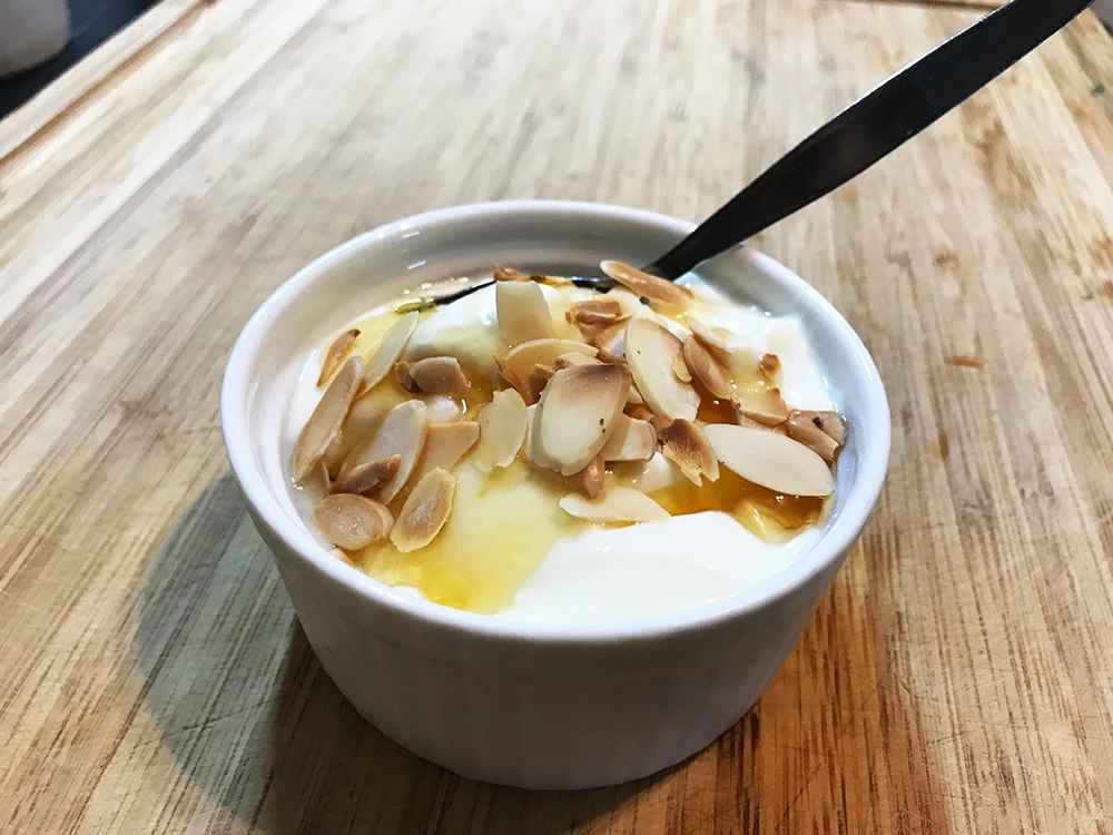 Ein Klassiker-Rezept: Joghurt mit Honig und Nüssen